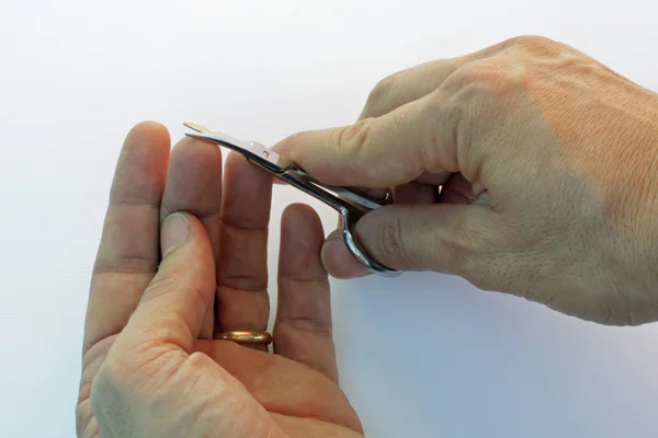 Manicure de um homem adulto com tesoura para pregos — Fotografia de Stock