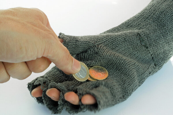 рука бедного ребенка в перчатке, который принимает милостыню
