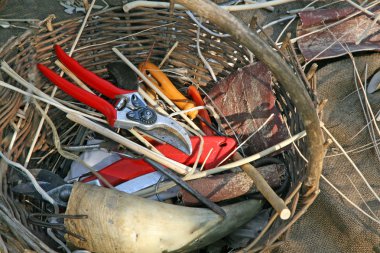antika craftsman araçlar için hasır sepetler oluşturulması