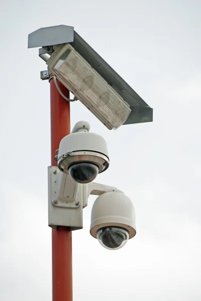 Две камеры наблюдения и лампа освещения — стоковое фото