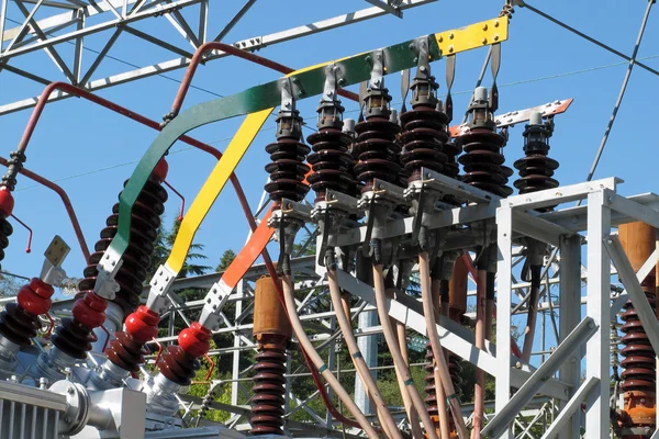 Koperen busbars van een transformator elektriciteit op een elektriciteitscentrale — Stockfoto