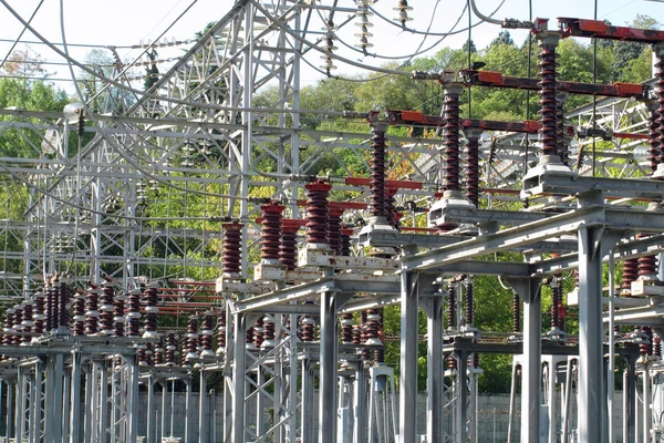 Comutadores de uma grande central eléctrica de alta tensão — Fotografia de Stock