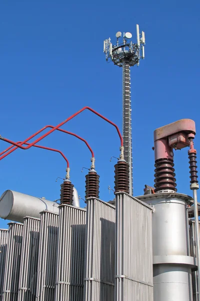 Elektriciteit transformator en een antenne voor de overdracht van s — Stockfoto