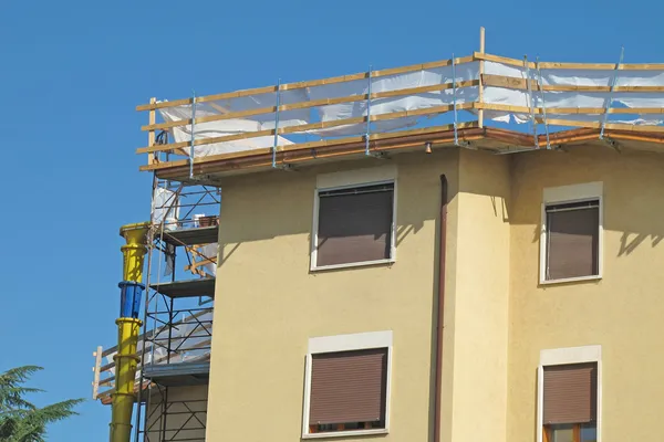 Construção de manutenção de um telhado de uma casa — Fotografia de Stock