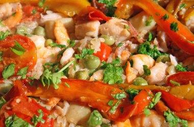 karides ve karides deniz ürünleri ile pirinç içinde biber ile