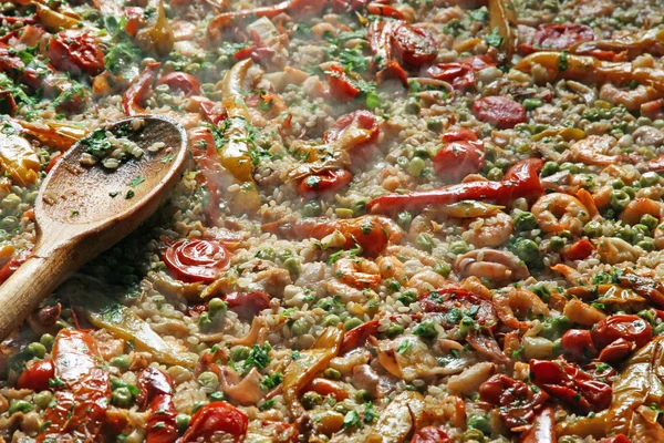 Paella rice with shrimp peas tomatoes and peppers — Stock Photo, Image