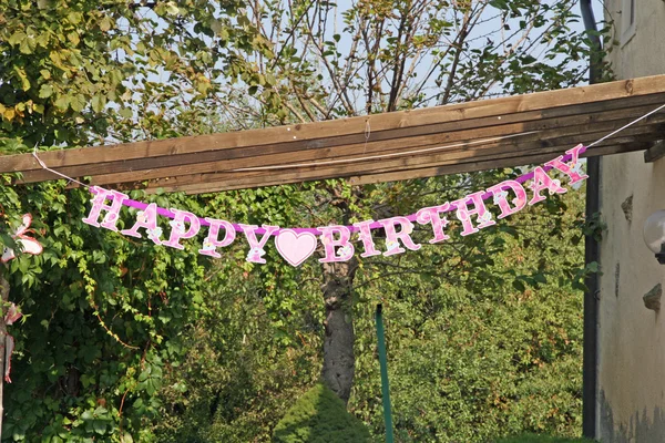 Gelukkige verjaardag geschreven voor de verjaardag van een meisje in een huis — Stockfoto