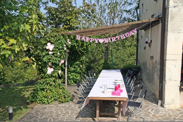 Gelukkige verjaardag aan een klein meisje verjaardag en de tabel — Stockfoto