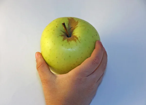 Hand of a young girl who takes an Apple — Stock Photo, Image