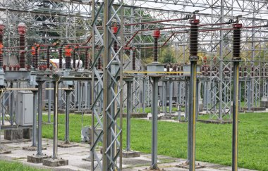 izolatörler ve enerji santral geçiş yapar