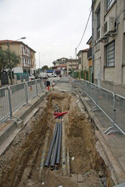 roadworks boruları ve elektrik için kanalların yerleştirmeye ilişkin bir