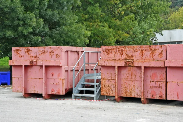 Δοχεία για την ξεχωριστή συλλογή των αποβλήτων σε χώρο υγειονομικής ταφής της πόλης — Φωτογραφία Αρχείου