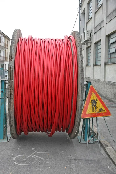 Travaux de feux de circulation en cours avec un grand cordon de bobine rouge rouge f — Photo