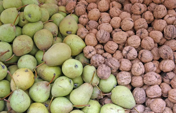 Valnöt och päron är de klassiska höstens frukterna till salu på den — Stockfoto