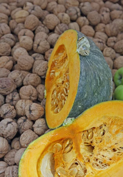 iki yarım turuncu kabak ceviz yatak