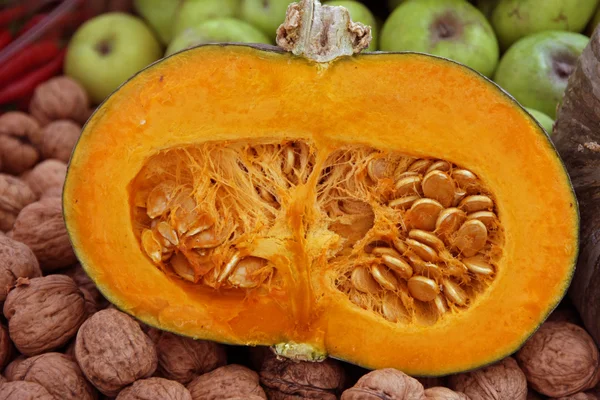 Söt orange pumpa skär i halvor med frön av pumpa — Stockfoto