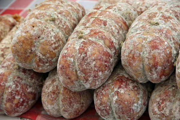 Venta de salami apilados contador de embutidos mercado —  Fotos de Stock