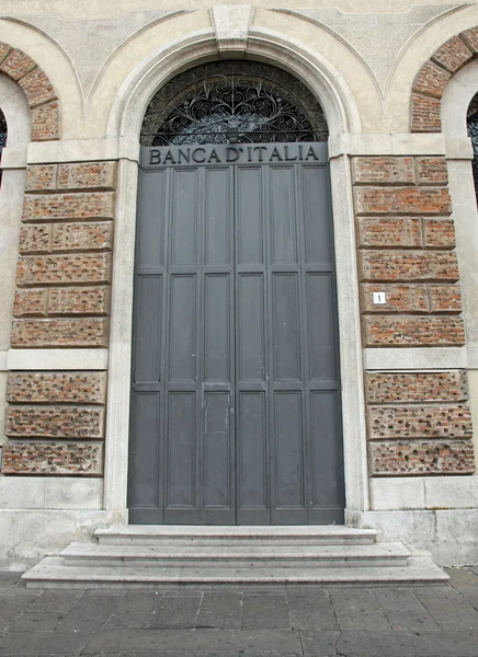 坚固的门关闭钢大厦的意大利银行 — 图库照片