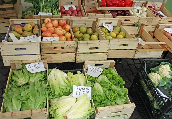 野菜野菜の市場を販売上で果物の箱 — ストック写真