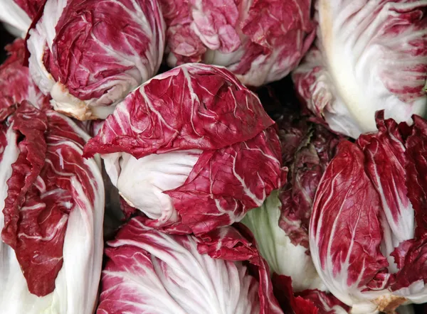 Cabezas de radicchio rojo crujiente para la venta en el mercado —  Fotos de Stock