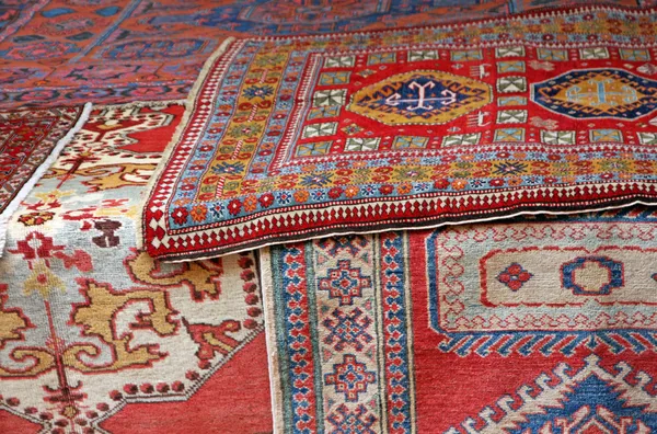 Tas de tapis orientaux précieux et tapis afghans à vendre — Photo