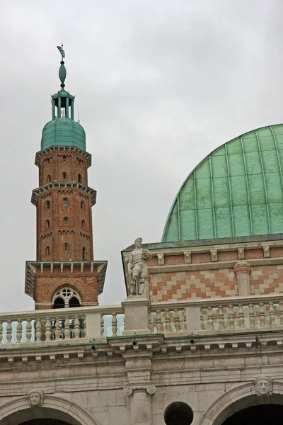 Torre della basilica palladiana di vicenza sporgente dall'alto — Foto Stock