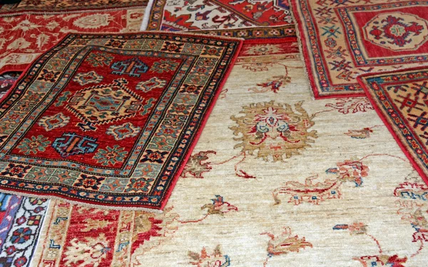 Tapis de diverses formes et nationalités à vendre à t — Photo