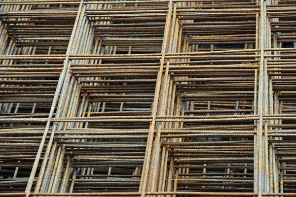Uppsättning av järn mesh för betonggjutning i byggarbetsplatsen — Stockfoto