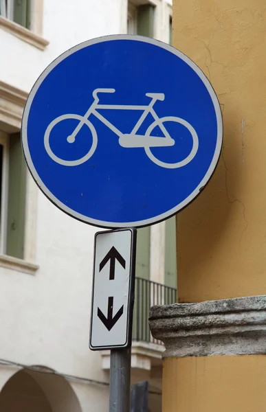 Bike trail sign with a bike designed — Stock Photo, Image