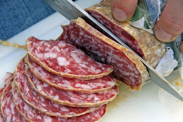 Skivor av välsmakande salami segment — Stockfoto