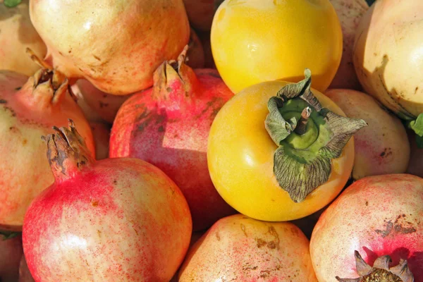 Gelbe reife Kaki und Granatapfel — Stockfoto