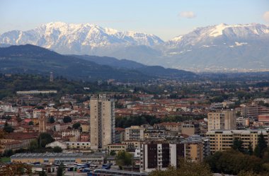 Dağları kar ile şehrin muhteşem görünümü şapkalı