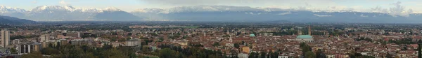 Vista sulla città di Vicenza con montagne innevate — Foto Stock