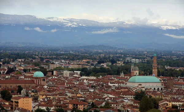 Splendida vista sulla città con montagna innevata — Foto Stock