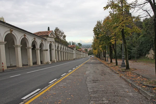 Дорога, ведущая к "Берико" в Виченце — стоковое фото