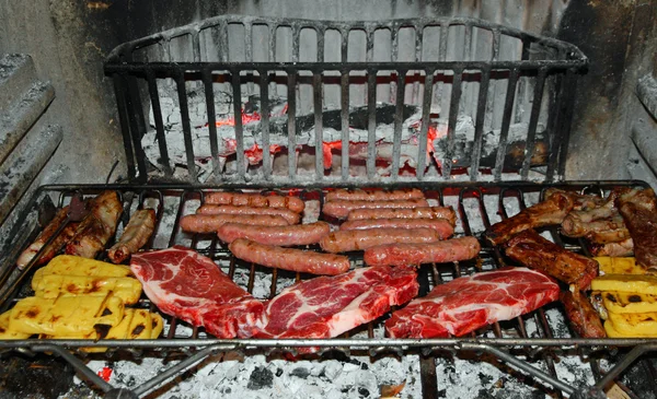 Хороше і багато смажене м'ясо, приготоване на грилі — стокове фото