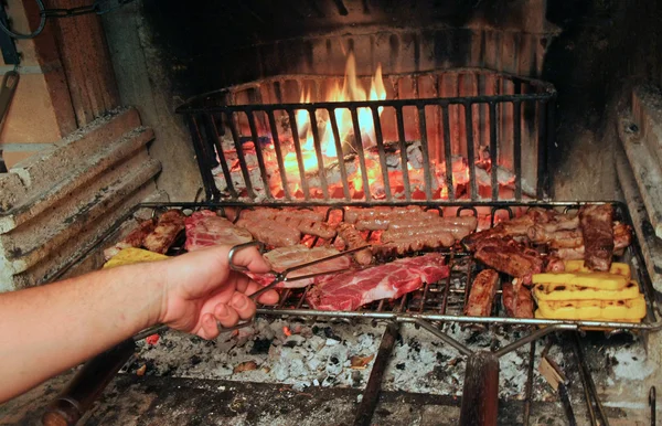 Goed en overvloedig gegrilde gemengde vlees gekookt — Stockfoto