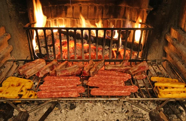 Plentiful grilled mixed meat cooked — Stockfoto