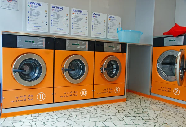 Lave-linge automatique dans une laverie automatique — Photo