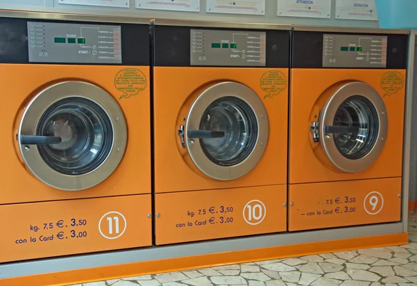 Máquinas de lavar roupa automáticas eletrônicas para lavar a roupa — Fotografia de Stock