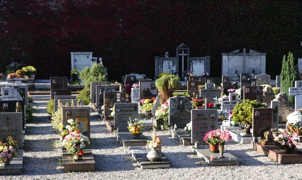 Cemetery with the graves of the deceased on the day of the dead — Stock Photo, Image