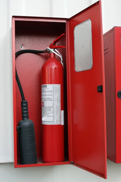 Extintor de incêndio para apagar os incêndios na caixa — Fotografia de Stock