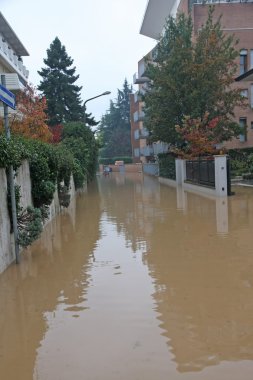 Daire Schüco ile şehirde bir sağanak sırasında yol su bastı