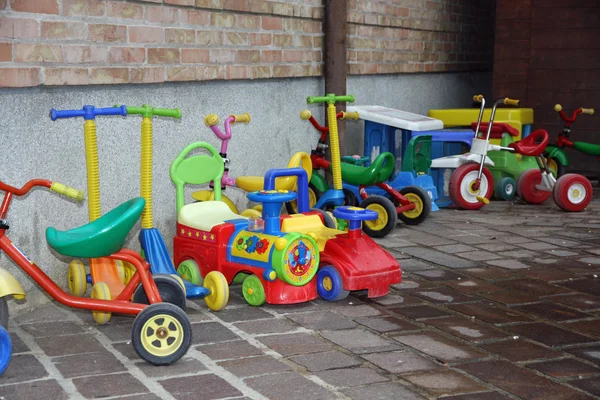 Jeux et tricycle garés sur une cour d'un jardin d'enfants — Photo