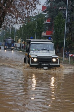 Yakında sular altında ve acil araçlar tarafından şehir