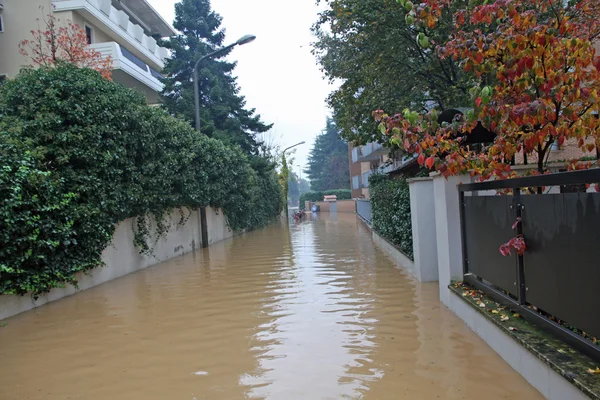 Narrow road flooded during a downpour in the city — Stock Photo, Image
