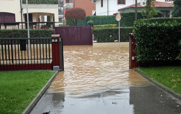 Hauseintritt bei Überschwemmung und überfluteter Straße — Stockfoto