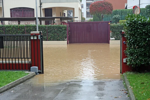 Razende rivier tijdens een overstroming doet komen in water en modder de ho — Stockfoto