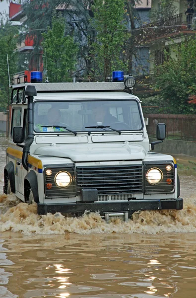 Carro de resgate de uma forma inundada durante uma inundação — Fotografia de Stock