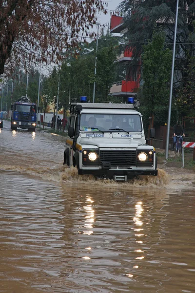 Město zaplavené a pohotovostní vozidla již brzy — Stock fotografie